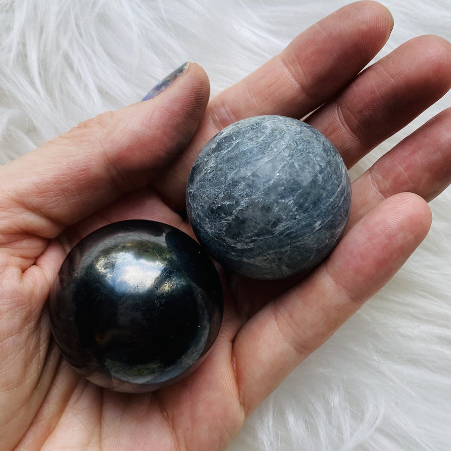 Shungite and tulikivi harmonizer balls for meditation